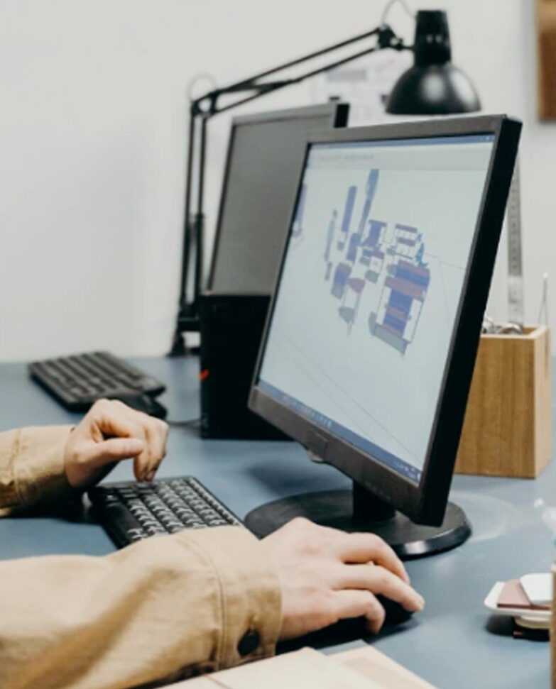 Operator pracujący przy komputerze z modelem BIM utworzonym na podstawie chmury punktów.