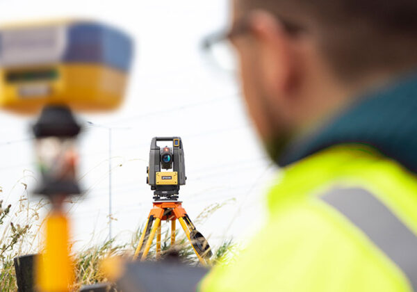 Topcon GT-700/1500 (premiera 2025 – najnowszy tachimetr) przewyższa starsze instrumenty: Prędkość i automatyzacja pracy: Starsze tachimetry: wolne serwomotory, ograniczona szybkość śledzenia i znajdowania pryzmatu. GT-700/1500: prędkość serwomotorów do 200°/s, system śledzenia UltraTrac™ → błyskawiczne znajdowanie pryzmatu. ? Efekt: szybsze tyczenie i pomiar, znaczące skrócenie czasu pracy w terenie. Stabilność pracy w trudnych warunkach: Starsze: łatwo gubiły pryzmat przy przeszkodach, serwomotory głośne i mniej wydajne. GT-700/1500: bezgłośne serwomotory BLDC o wysokiej wydajności zapewniają pewne działanie i wysoki komfort pracy. ? Efekt: niezawodność nawet w wymagającym otoczeniu. Praca jednoosobowa i kompaktowość: Starsze tachimetry na serwomotorach: często brak możliwości pracy jednoosobowej, wymagany był operator i pomocnik, a sprzęt miał duże gabaryty. GT-700/1500: najmniejszy tachimetr jednoosobowy na rynku, z możliwością pracy jednoosobowej lub w trybie Hybrid Positioning™ (GNSS + tachimetr). ? Efekt: oszczędność kosztów i czasu oraz większa mobilność w terenie. Precyzja i bezpieczeństwo inwestycji: Starsze: niższa częstotliwość dalmierza - zwykle 1Hz krótsze okresy gwarancji, brak nowoczesnych zabezpieczeń. GT-700/1500: częstotliwość 10 Hz – szybsze i dokładniejsze tyczenie oraz 36 miesięcy gwarancji + 60 miesięcy na serwomotory. ? Efekt: pewne wyniki i gwarancja niezawodności oraz długowieczności sprzętu.