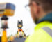 Topcon GT-700/1500 (premiera 2025 – najnowszy tachimetr) przewyższa starsze instrumenty: Prędkość i automatyzacja pracy: Starsze tachimetry: wolne serwomotory, ograniczona szybkość śledzenia i znajdowania pryzmatu. GT-700/1500: prędkość serwomotorów do 200°/s, system śledzenia UltraTrac™ → błyskawiczne znajdowanie pryzmatu. 👉 Efekt: szybsze tyczenie i pomiar, znaczące skrócenie czasu pracy w terenie. Stabilność pracy w trudnych warunkach: Starsze: łatwo gubiły pryzmat przy przeszkodach, serwomotory głośne i mniej wydajne. GT-700/1500: bezgłośne serwomotory BLDC o wysokiej wydajności zapewniają pewne działanie i wysoki komfort pracy. 👉 Efekt: niezawodność nawet w wymagającym otoczeniu. Praca jednoosobowa i kompaktowość: Starsze tachimetry na serwomotorach: często brak możliwości pracy jednoosobowej, wymagany był operator i pomocnik, a sprzęt miał duże gabaryty. GT-700/1500: najmniejszy tachimetr jednoosobowy na rynku, z możliwością pracy jednoosobowej lub w trybie Hybrid Positioning™ (GNSS + tachimetr). 👉 Efekt: oszczędność kosztów i czasu oraz większa mobilność w terenie. Precyzja i bezpieczeństwo inwestycji: Starsze: niższa częstotliwość dalmierza - zwykle 1Hz krótsze okresy gwarancji, brak nowoczesnych zabezpieczeń. GT-700/1500: częstotliwość 10 Hz – szybsze i dokładniejsze tyczenie oraz 36 miesięcy gwarancji + 60 miesięcy na serwomotory. 👉 Efekt: pewne wyniki i gwarancja niezawodności oraz długowieczności sprzętu.